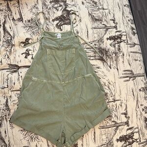 Olive Green Billabong Overalls. Never been worn. 1pocket on front and 2 on back.